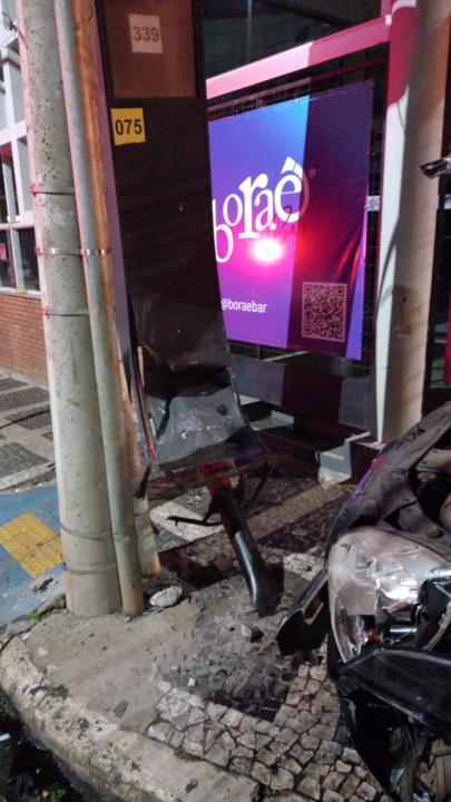 Foto 4 de 5 — ​Colisão entre carros deixa 2 feridos no Centro de Araraquara